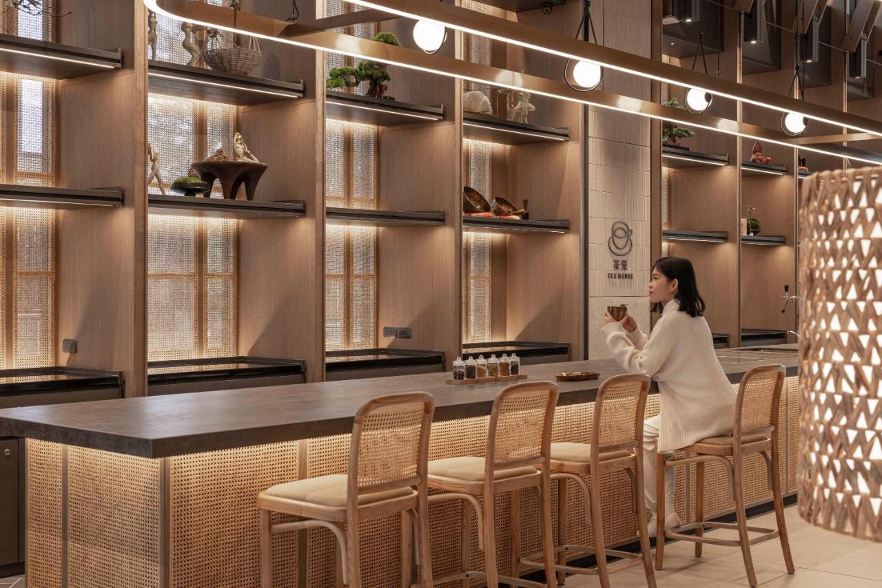 Lakeshore Hotel Hualien Taroko Shunan Εξωτερικό φωτογραφία The interior of a Starbucks Reserve store in Shanghai, China