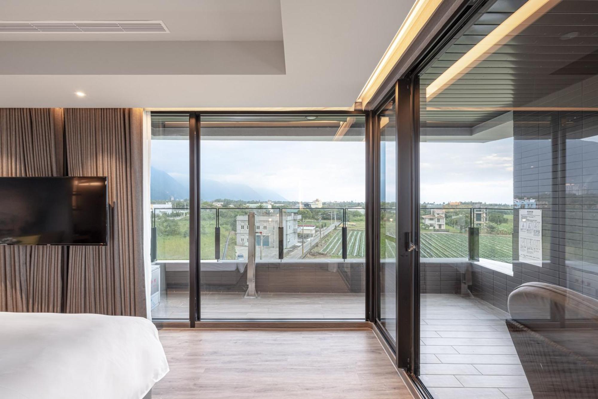 Lakeshore Hotel Hualien Taroko Shunan Δωμάτιο φωτογραφία A sliding door
